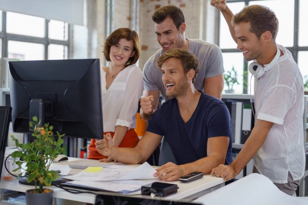 Quer tornar o ambiente de trabalho mais agradável? Aposte na cortina rolô